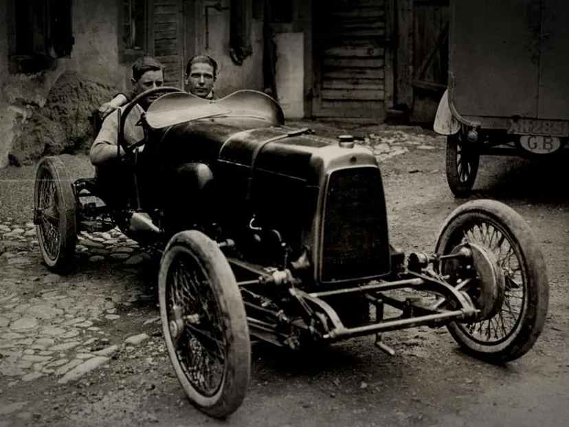 coche de carreras aston martin en 1920